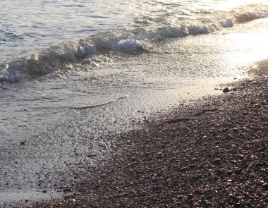 Akşam deniz plaj yaz gün batımında shingle ile