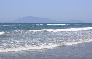 yaz, seçici odak taze soğuk su ile güzel deniz manzarası
