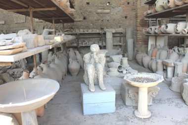 Kurban Erüpsiyonu Vezüv Yanardağı ve Pompeii - İtalya Antik Roma kenti antik seramik, alçı çevirir.