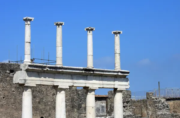 Fragmenten van de ruïnes van Pompeii. Oude Romeinse stad in Italië stierf van de uitbarsting van de Vesuvius. — Stockfoto