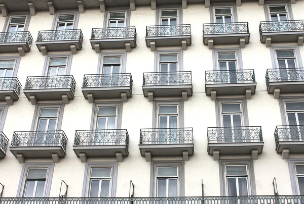 Fachada de uma casa de vários andares com varanda em Roma — Fotografia de Stock