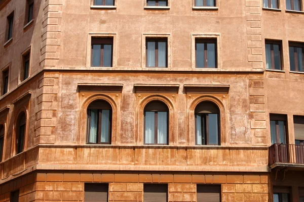 Windows of old house. Mediterranean architecture in Rome, Italy. — Stock Photo, Image