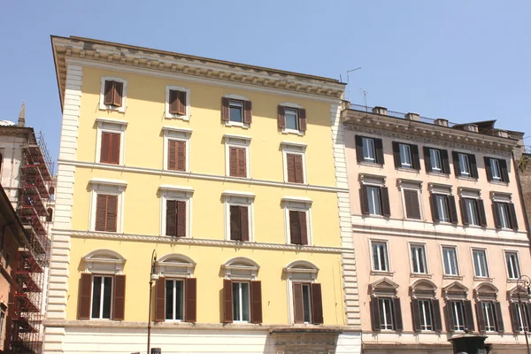 Windows starého domu. Středomořské architektury v Římě, Itálie. — Stock fotografie