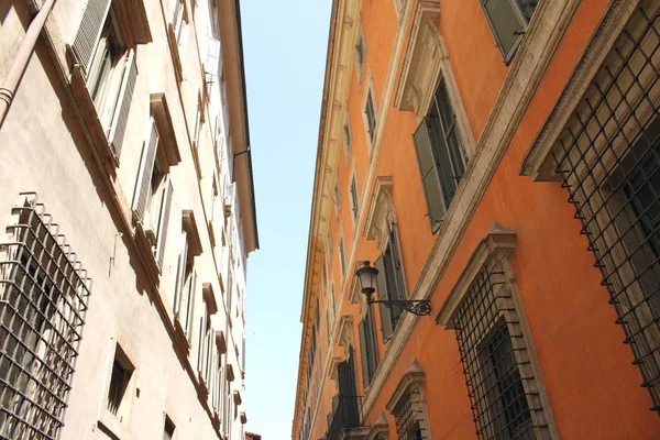 A Windows a régi ház. Mediterrán építészettel, Róma, Olaszország. — Stock Fotó
