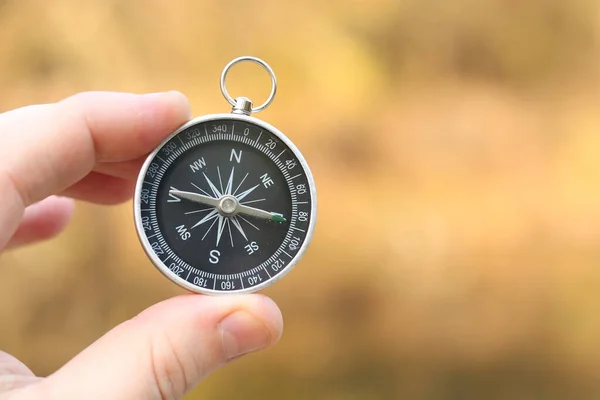 Klasický Navigační Kompas Přírodním Pozadí Jako Symbol Cestovního Ruchu Kompasem — Stock fotografie