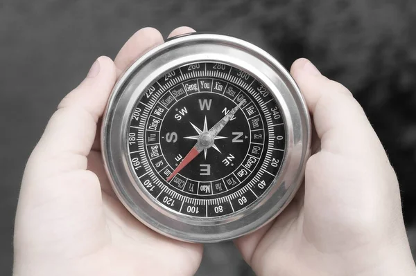 经典航海指南针作为旅游指南针 旅游指南针 户外活动指南针的象征 手握自然背景的航海指南针 — 图库照片