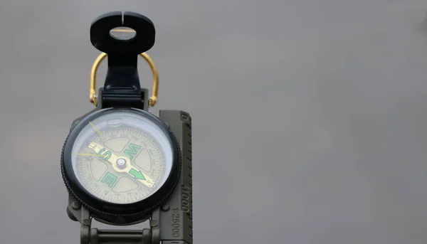 经典的灰色背景导航指南针是旅游指南针 旅游指南针 户外活动指南针的象征 — 图库照片