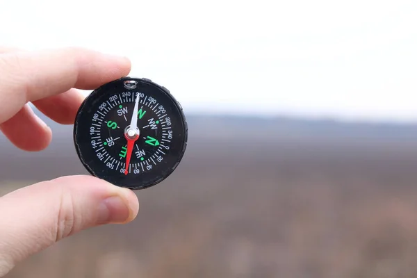 Klasyczny Kompas Nawigacyjny Szarym Tle Jako Symbol Turystyki Kompasem Podróży — Zdjęcie stockowe