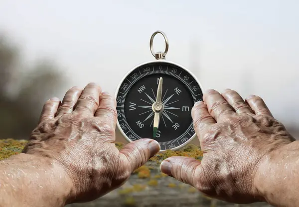 Gammal Klassisk Navigering Kompass Och Händer Naturlig Bakgrund Som Symbol — Stockfoto