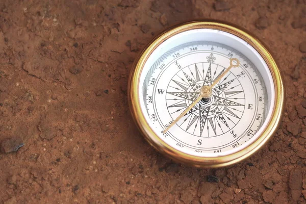 圆圆的指南针以生锈的背景为旅游的象征 以指南针为旅游的象征 以指南针为户外活动的象征 — 图库照片