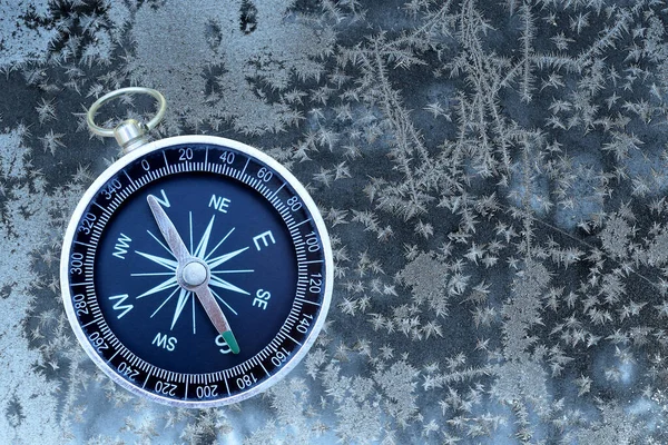 Klassischer Navigationskompass Auf Wintergefrorenem Hintergrund Als Symbol Des Tourismus Mit — Stockfoto