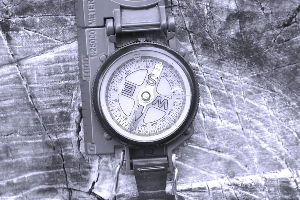 Rund Kompass Naturlig Trä Bakgrund Som Symbol För Turism Med — Stockfoto