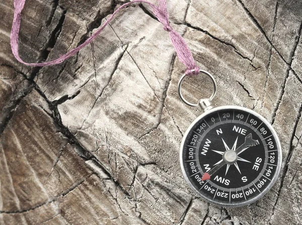 Okrągły Kompas Naturalnym Drewnianym Tle Jako Symbol Turystyki Kompasem Podróży — Zdjęcie stockowe