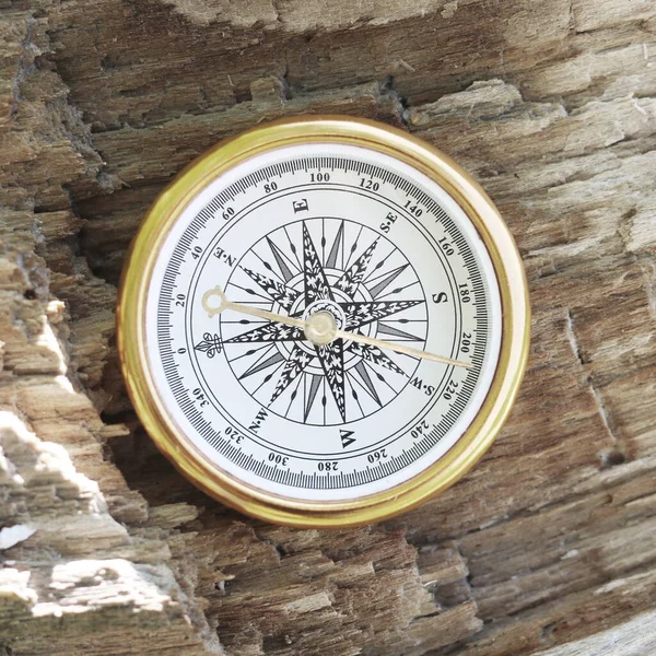 Rond Kompas Natuurlijke Houten Achtergrond Als Symbool Van Toerisme Met — Stockfoto