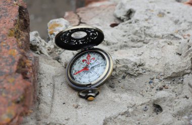 Turizmin sembolü olarak tuğla duvardaki demir pusula pusula, pusula ve pusula ile gezmek.