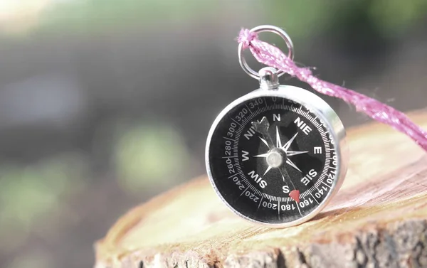 Klasyczny Kompas Nawigacyjny Naturalnym Tle Jako Symbol Turystyki Kompasem Podróże — Zdjęcie stockowe