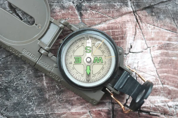 Okrągły Kompas Naturalnym Drewnianym Tle Jako Symbol Turystyki Kompasem Podróży — Zdjęcie stockowe