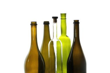 Beyaz arka planda izole edilmiş kahverengi boş şarap şişeleri arasında şarap önleyici ve yeşil şarap şişesiyle şeffaf şarap şişesiyle dolu bir hayat