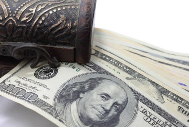 Dolarlar ve hatıra sandıkları beyaz arka planda izole edilmiş.