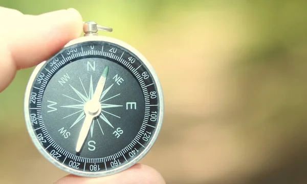 Oude Klassieke Navigatie Kompas Hand Natuurlijke Achtergrond Als Symbool Van — Stockfoto