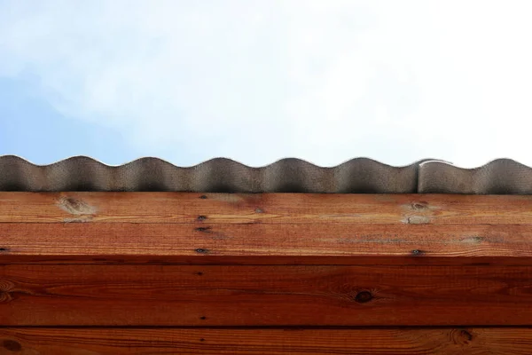 Techo Casa Pizarra Ondulada Gris Sobre Vigas Madera Sobre Fondo —  Fotos de Stock