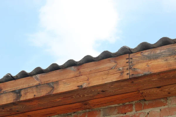 木造の梁の上に灰色の段ボール製の家の屋根テキスト用の場所 — ストック写真