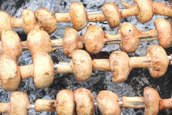 Nourriture Végétarienne Base Délicieux Champignons Cuits Avec Des Brochettes Charbon — Photo