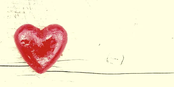 ハートシンボルまたは美しい赤いハートのバレンタインデーカードと結婚式のグリーティングカードのための愛情のあるハートシンボルとしての自然な木製の背景に赤いハート — ストック写真