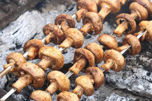 Vegetarisches Essen Aus Köstlichen Pilzen Mit Holzkohlespießen Auf Dem Grill — Stockfoto