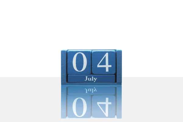 Klassisk Trä Kalender Isolerad Vit Bakgrund Med Datum Juli Självständighetsdagen — Stockfoto