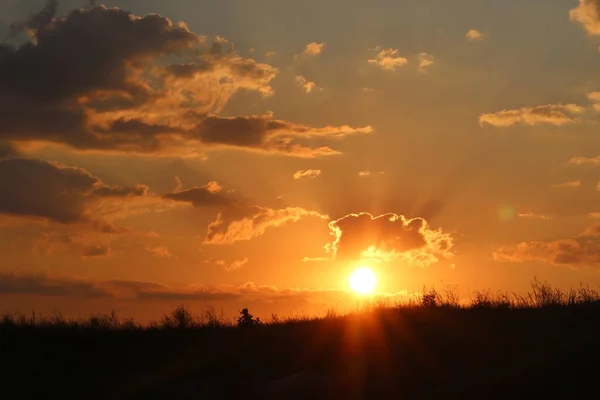 Piękny Zachód Słońca Tle Zachmurzonego Nieba Zmierzchu Lecie — Zdjęcie stockowe