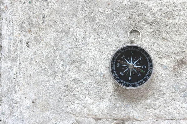 Okrągły Kompas Szarym Tle Betonu Jako Symbol Turystyki Kompasem Podróży — Zdjęcie stockowe
