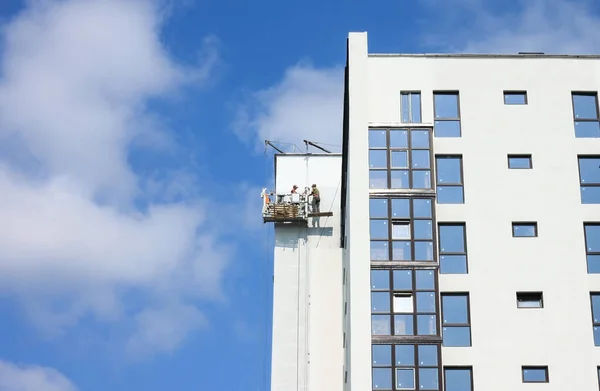 Construção Edifício Moderno Vários Andares Sobre Fundo Azul Céu Nublado — Fotografia de Stock