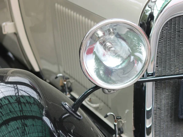 Передня Частина Старої Білої Машини Крупним Планом Круглими Автомобільними Фари — стокове фото