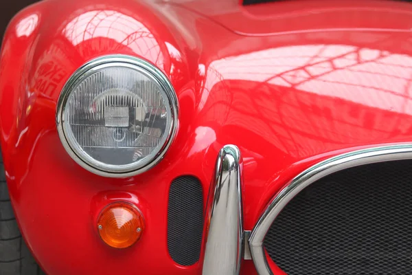 Передняя Часть Старой Красной Машины Рядом Круглыми Фарами Автомобиля — стоковое фото