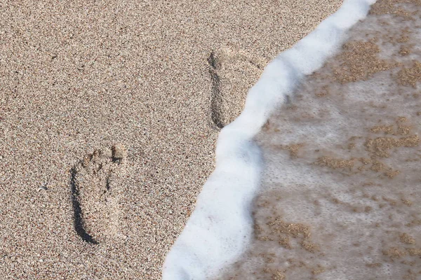 Onda Mar Verão Com Espuma Mar Lava Pegadas Areia — Fotografia de Stock