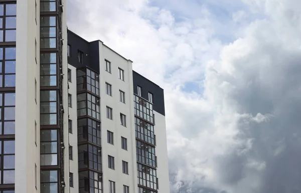 Bau Eines Modernen Mehrstöckigen Gebäudes Auf Blauem Wolkenverhangenem Himmel — Stockfoto