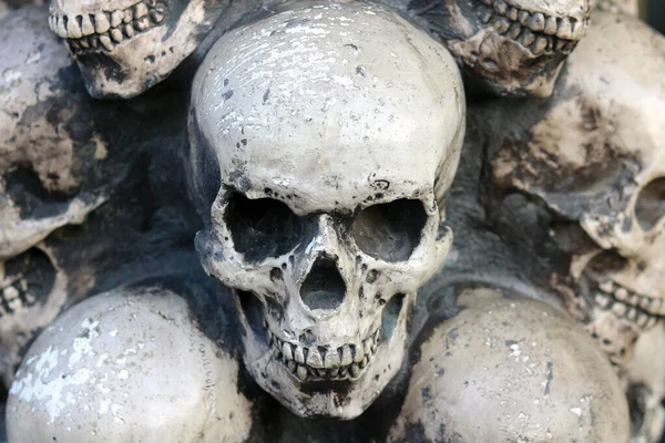 할로윈 축하의 엽서의 배경으로 인간의 두개골 — 스톡 사진