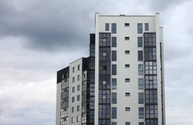 Mavi bulutlu arka plan üzerine modern çok katlı bina inşaatı