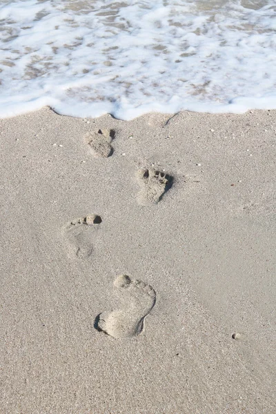 Sommar Havsvåg Med Havsskum Tvättar Bort Fotspår Sand — Stockfoto