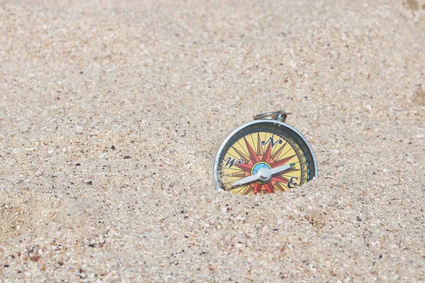 Klassiek Navigatiekompas Het Strand Als Symbool Van Toerisme Met Kompas — Stockfoto