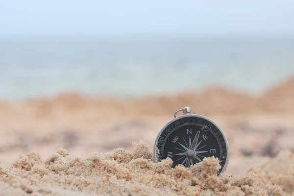 해변에서 바다를 고전적 나침반 나침반 나침반을 가지고 관광의 상징으로 나침반을 — 스톡 사진