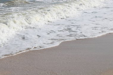 Kıyıda dalgalar ve deniz köpüğü ile güzel bir deniz manzarası