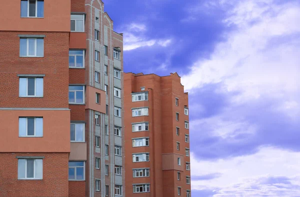 Construção Edifício Moderno Vários Andares Sobre Fundo Azul Céu Nublado — Fotografia de Stock