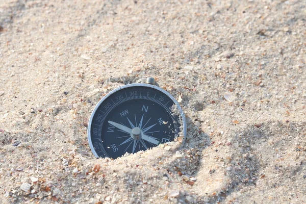 Klassiek Navigatiekompas Het Strand Als Symbool Van Toerisme Met Kompas — Stockfoto