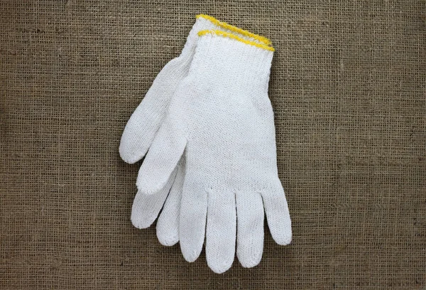 Guantes Punto Tela Blanca Sobre Fondo Tela Marrón Arpillera Vintage —  Fotos de Stock