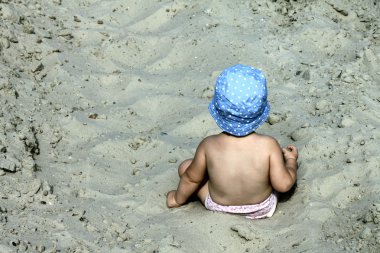 Kum şapkalı küçük bebek