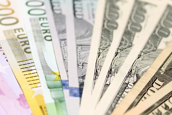 Hintergrund der Euro- und Dollarscheine. Oberflächlicher Fokus. — Stockfoto