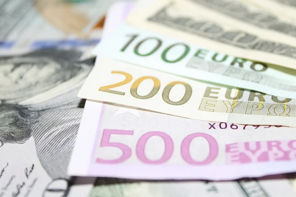 Hintergrund der Euro- und Dollarscheine. Oberflächlicher Fokus. — Stockfoto