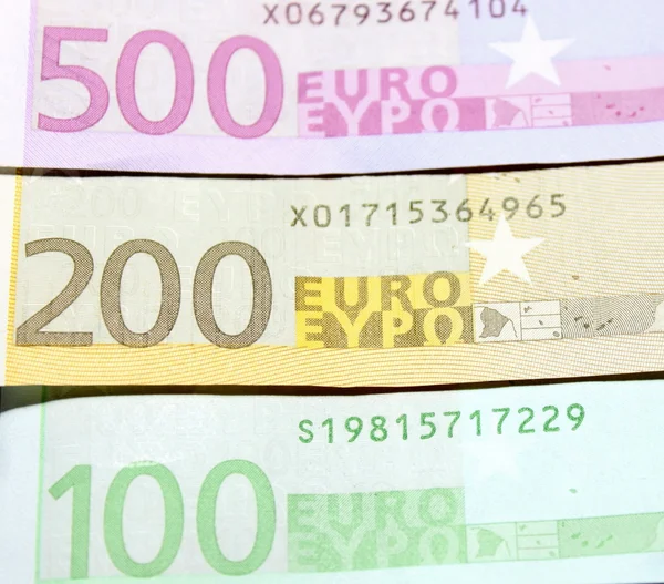 Honderd, twee honderd en vijf honderd eurobankbiljetten close-up. Ondiepe focus. — Stockfoto